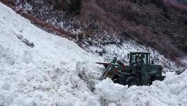 突发！川藏线突发雪崩武警紧急救援