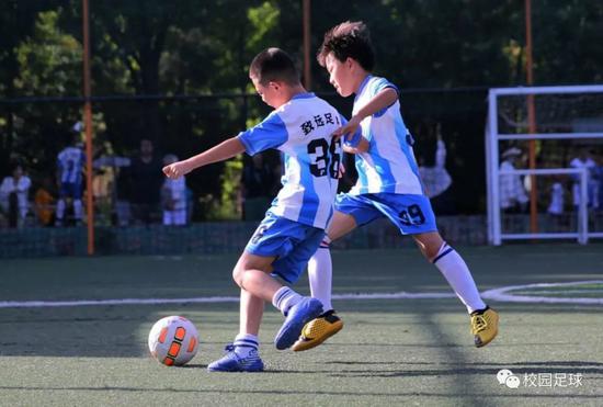 一个踢足球的父母的内心忏悔:你为什么想让你的孩子踢